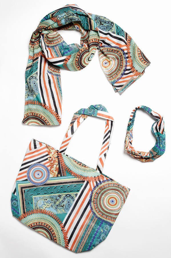 Bolsa, diadema y pareo del mismo estampado, perteneciente a la colección de Ada Gatti a la venta en El armario de la tele (Precio: 7.79 euros)