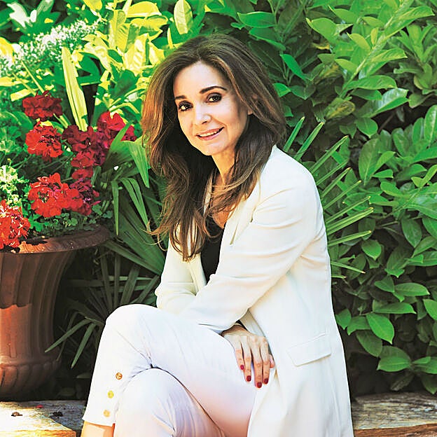 Miriam con blazer y blusa Marella; pantalón Max Mara. E