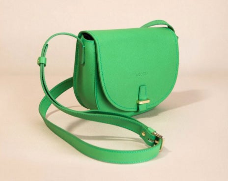 En color verde, uno de los modelos bandolera que encontrarás en Acosta (Precio rebajado de 250 euros a 168 euros).