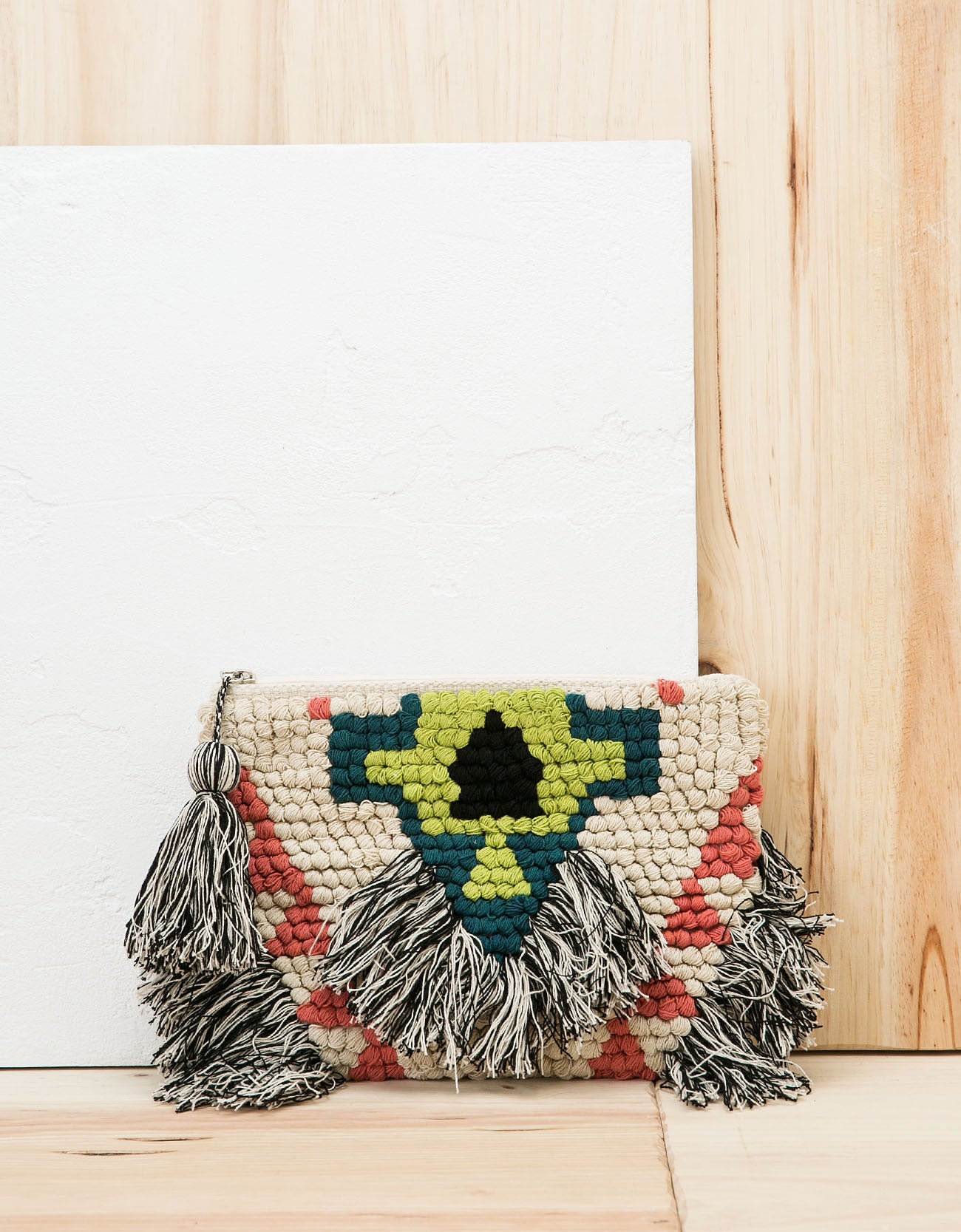 Uno de los modelos a buen precio con los que puedes hacerte es esta cartera de mano de Bershka ideal para el verano (Precio rebajado de 22.99 euros a 14.99 euros).