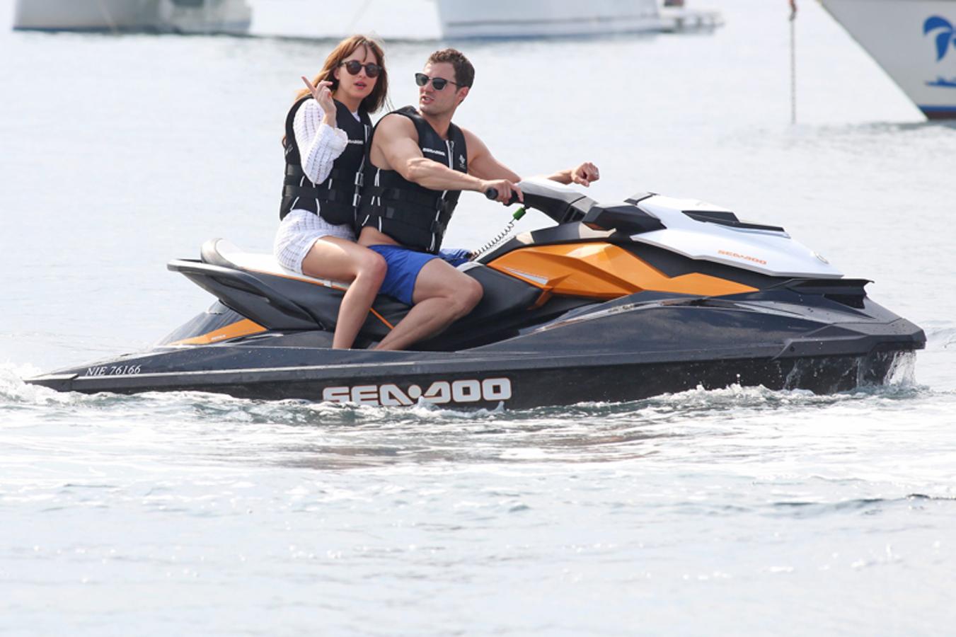 Después de las críticas negativas por la escasa química entre Jamie y Dakota, parece que en la segunda entrega veremos a un Christian y una Anastasia más compenetrados... O eso parece por las imágenes que nos llegan del rodaje.