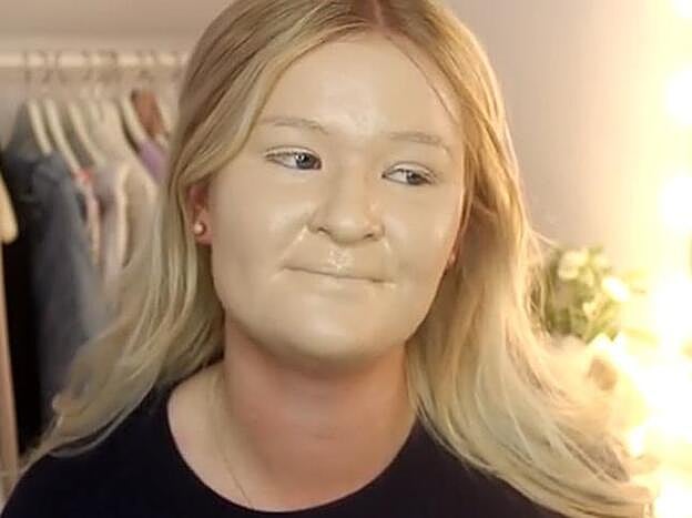 La bloguera sueca que se ha aplicado 100 capas de maquillaje en su rostro.