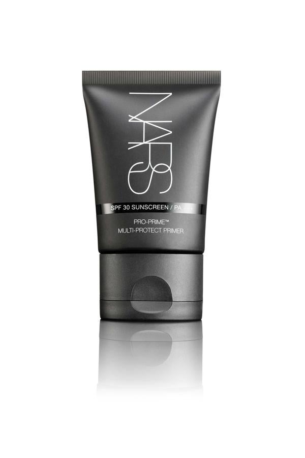 Una pre-base multi-función enriquecida con propiedades antioxidantes, anti-irritantes y anticontaminantes que cuidan, protegen y suavizan la piel antes de aplicar el fondo de maquillaje. Crea una barrera contra los rayos UVA y UVB. Además, su textura ultra ligera y sedosa unifica visiblemente el tono del cutis. (37,95€)