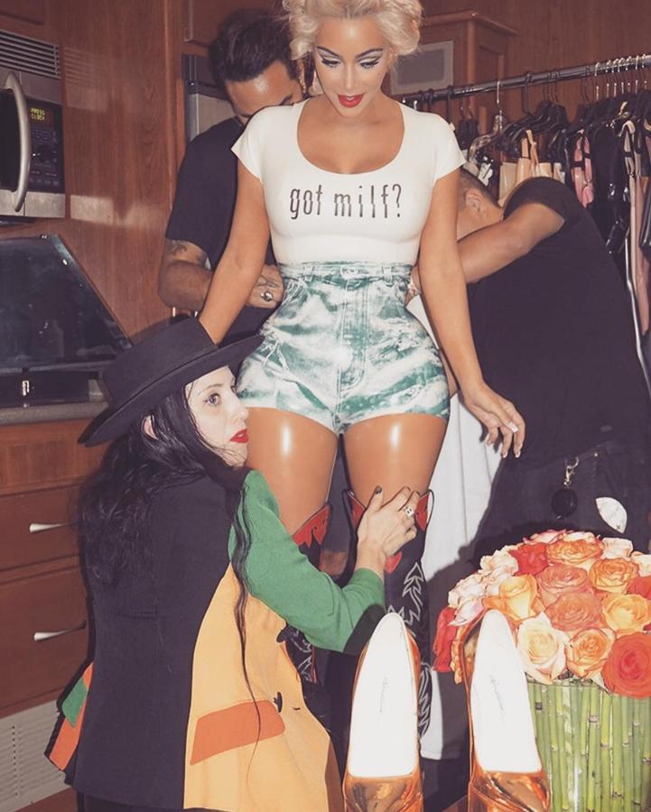 Aquí vemos a Kim Kardashian preparada para rodar una escena del videoclip 'Milf' junto a su amiga Fergie. Su aparición despertó numerosas críticas por lo irreal de su cintura. ¿Tú qué opinas?