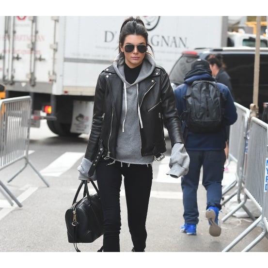 La modelo no solo puso de moda esta sudadera de Unravel: también fue la 'culpable' de que se agotara en su Web.