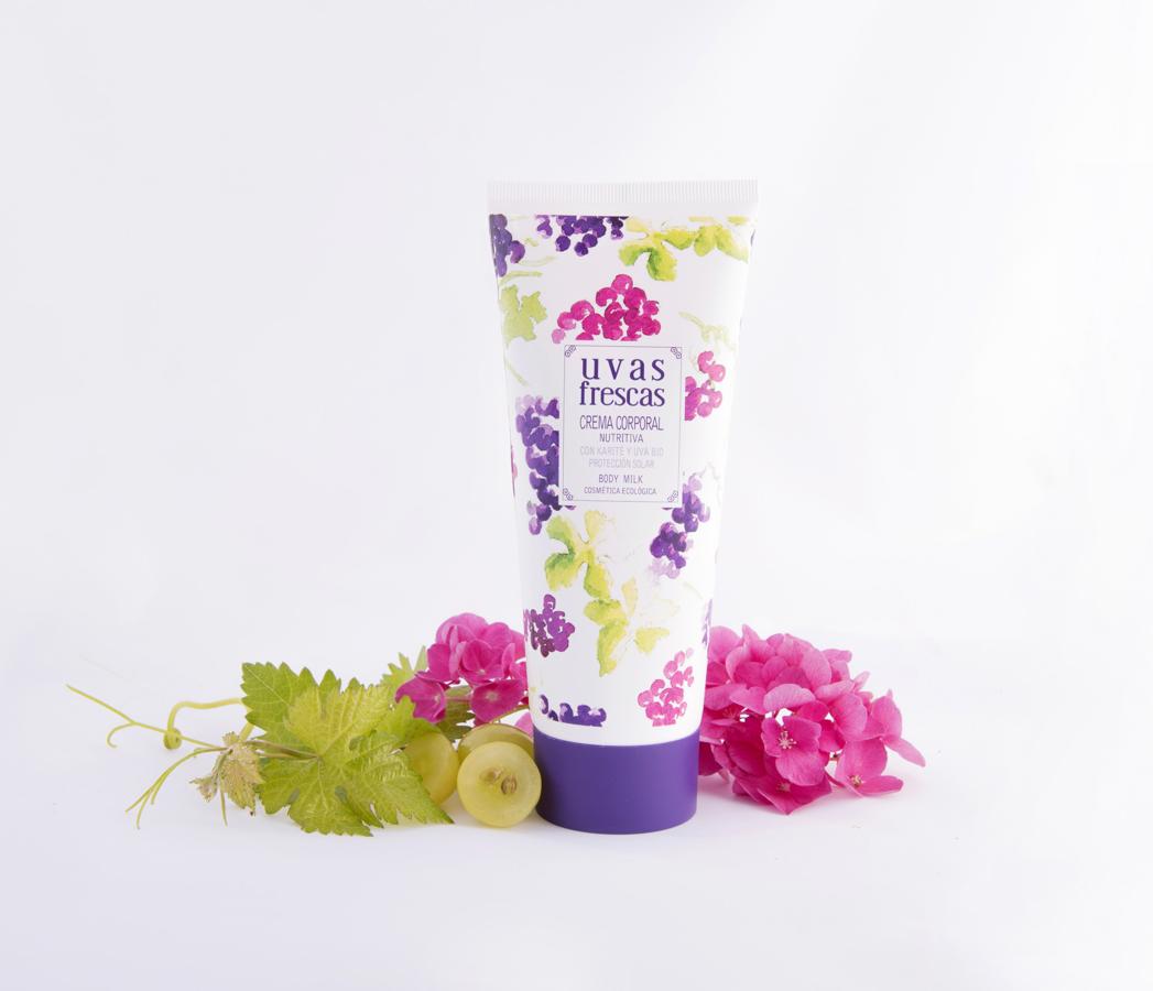 Con Manteca de Karité, Aceite de Uva y Jójoba, hidrata de manera inmediata y duradera, aportando elasticidad y suavidad a la piel. Ayuda a prevenir el envejecimiento gracias a los activos antioxidantes del Aceite de Vid Roja. Contiene Aceite de sésamo, uno de los pocos ingredientes naturales que actúa como filtro solar natural, protegiendo la piel de la radiación ultravioleta del sol. (14€)