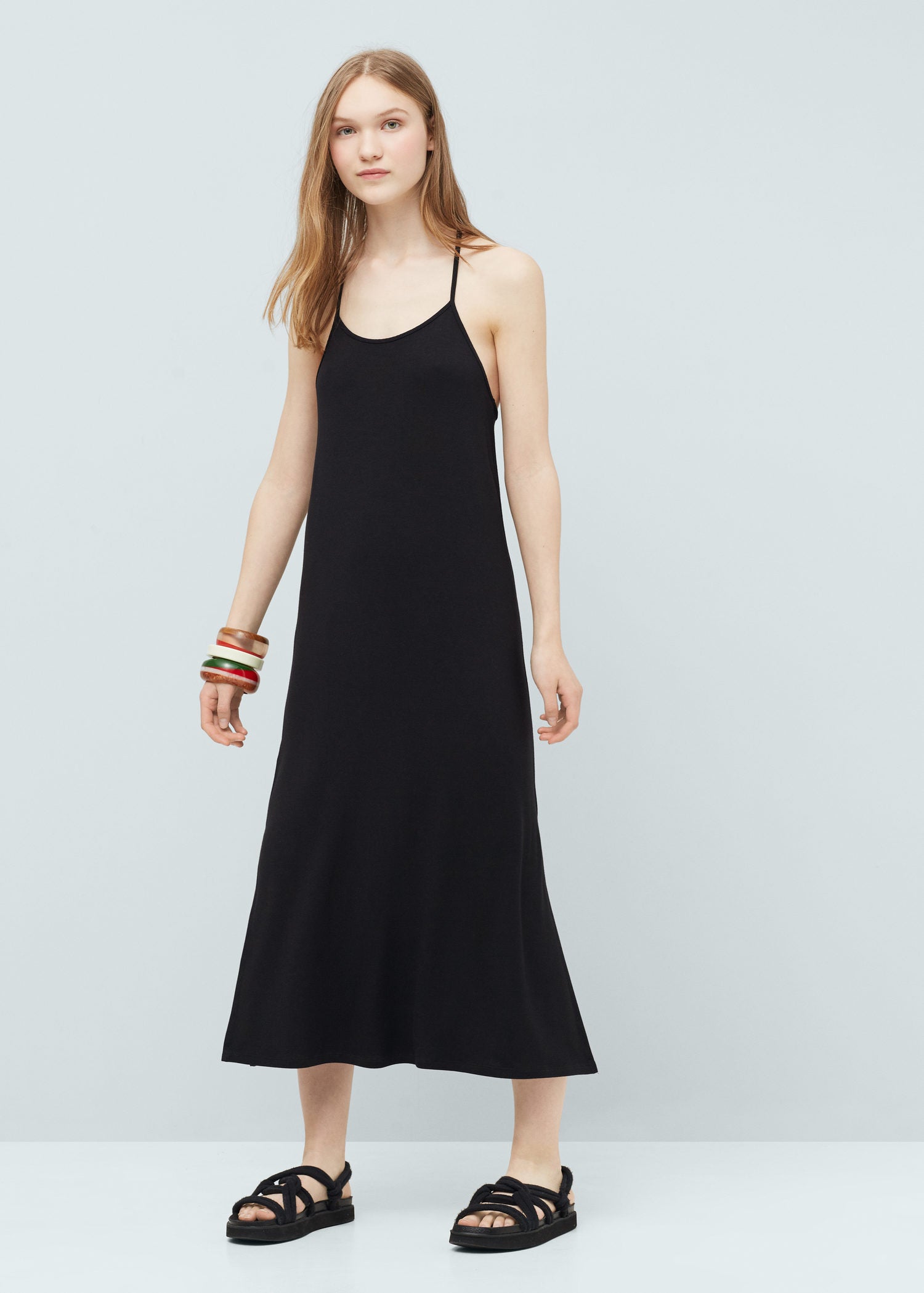 Sencillo y cómodo, así es este modelo de Mango que no querrás quitarte en lo que queda de verano (Precio: 9.99 euros)