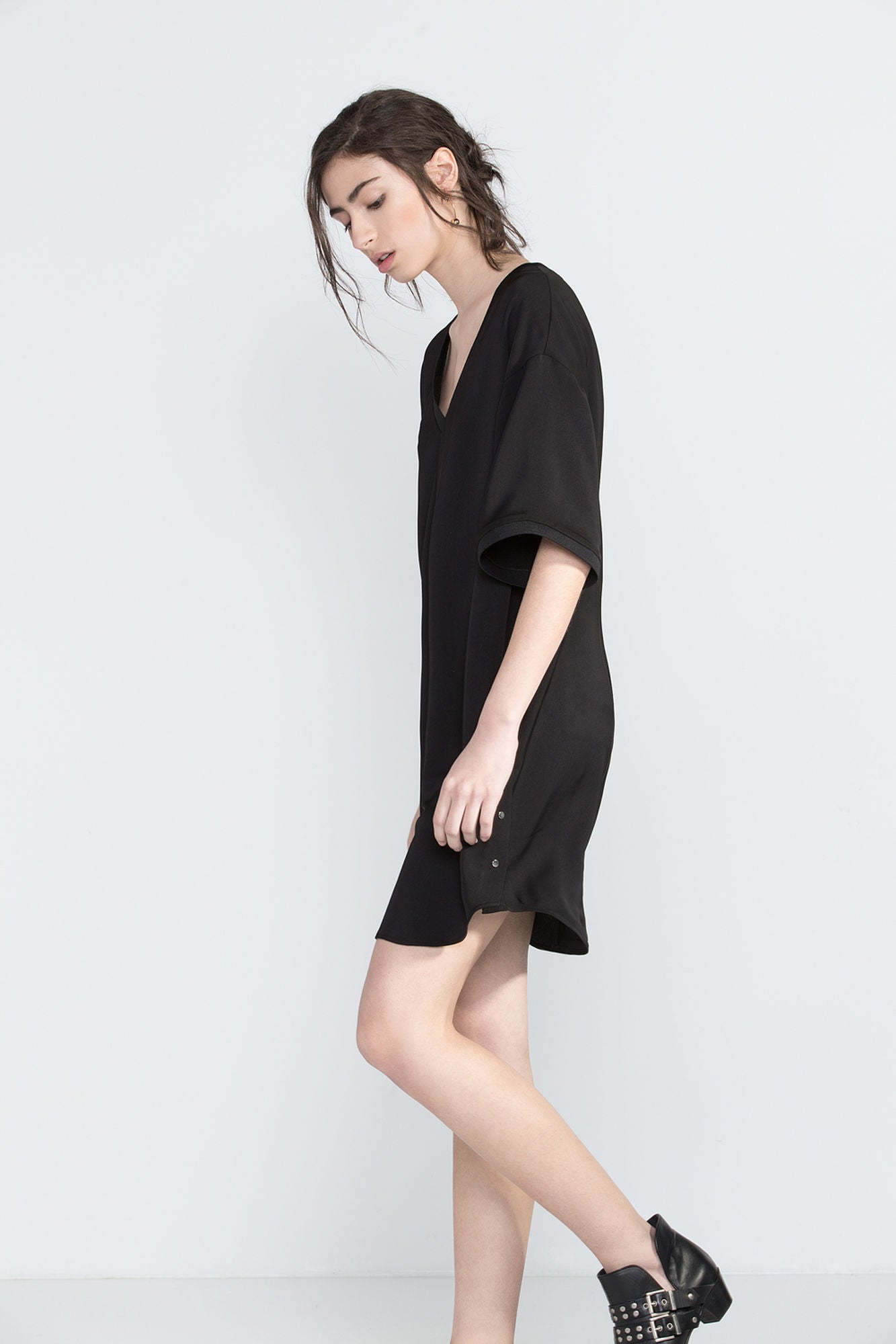 Minivestido de manga corta en color negro disponible en Cortefiel (Precio: 14.99 euros).