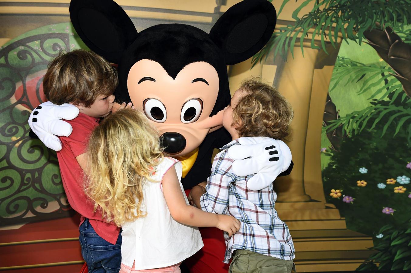 Pedrito, MiniCari y Santi dan un beso a uno de los personajes más emblemáticos de Diseny.