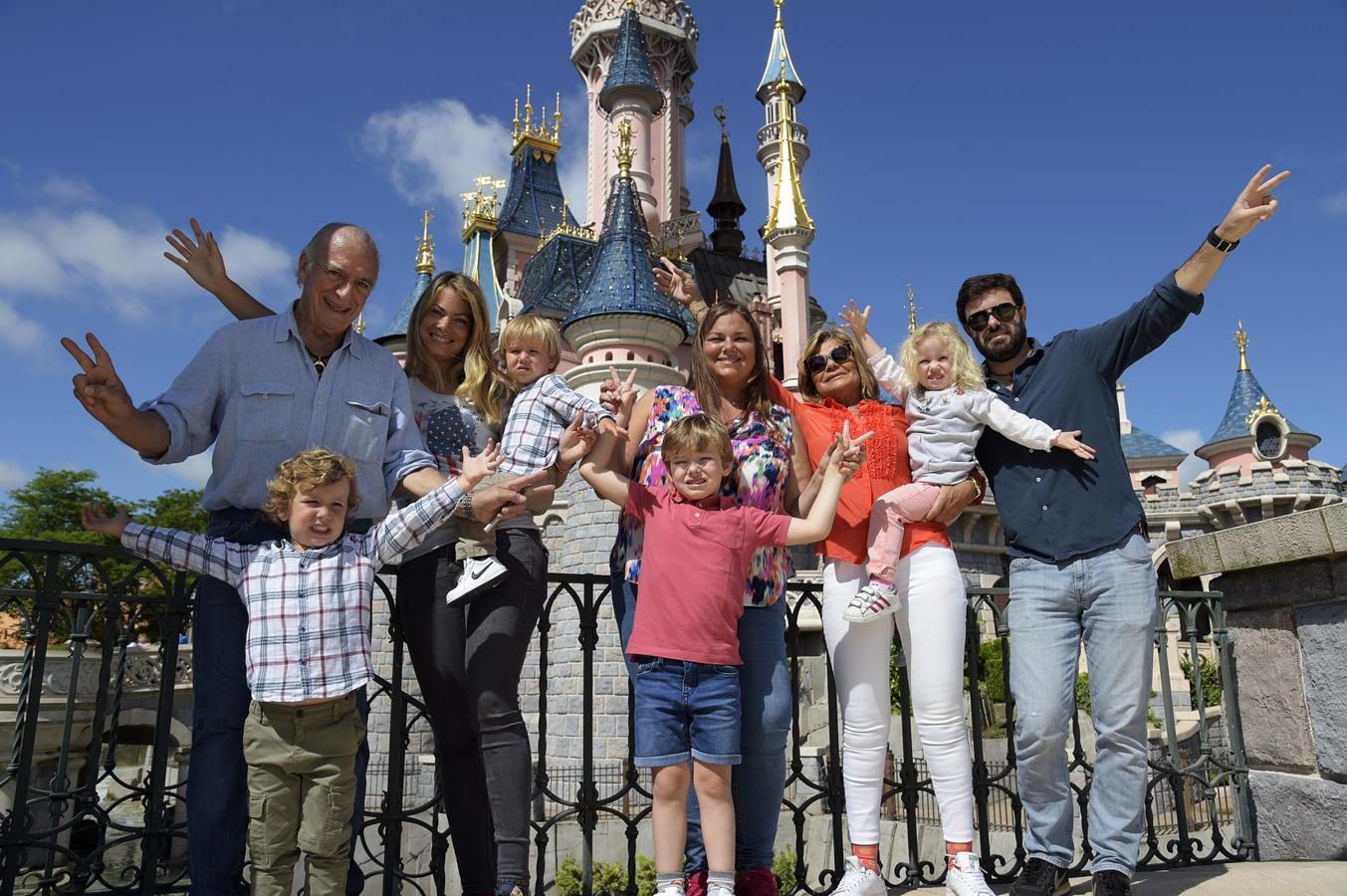 De izda. a dcha.: el abuelo Carlos con su nieto Carlos, Carla con su hijo Santi, Pedrito con Caritina, miniCari con su abuela Cari, y Antonio Matos.