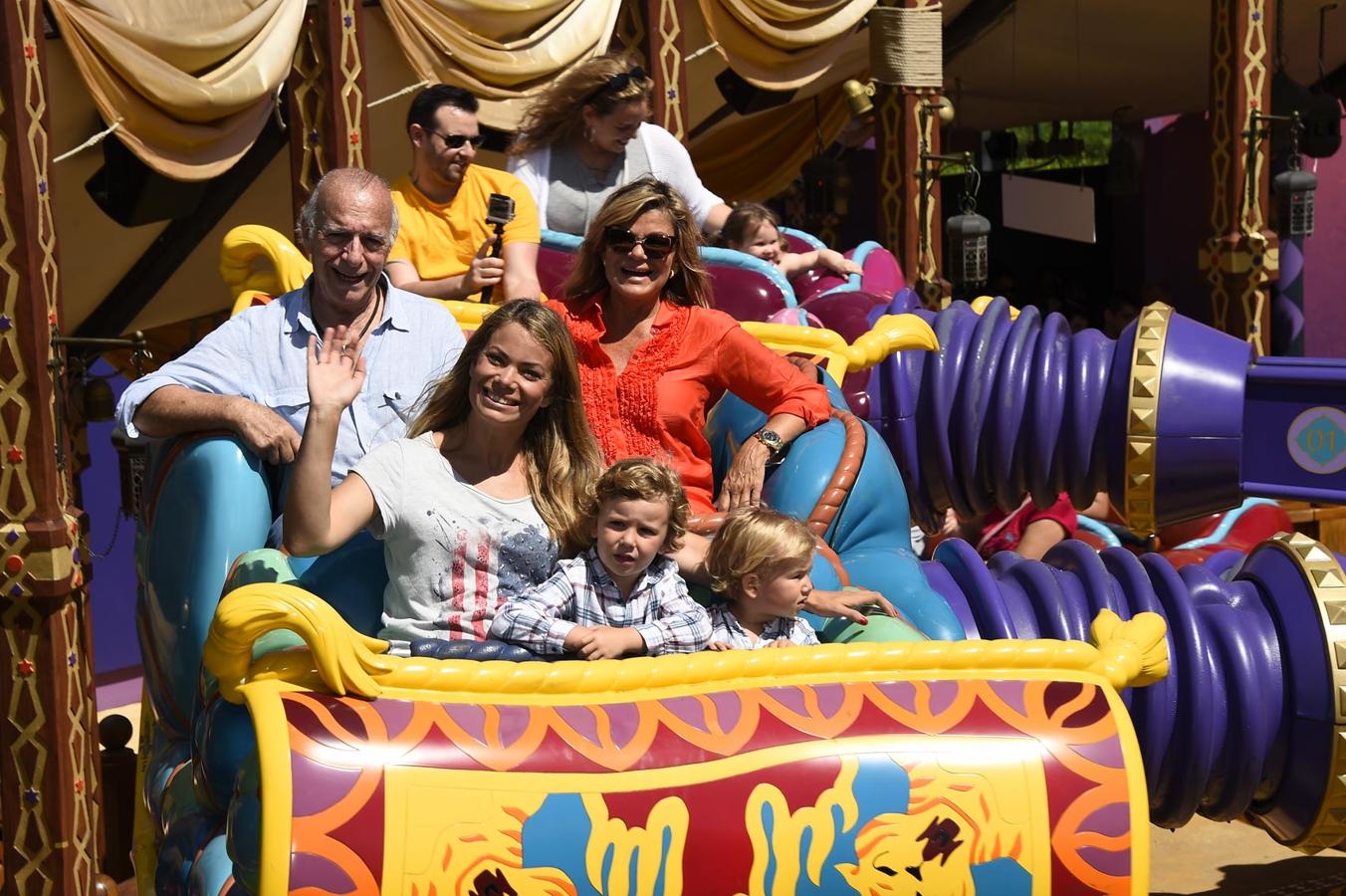 En la imagen, Carla con sus dos hijos y los abuelos, Carlos Goyanes y Cari Lapique.