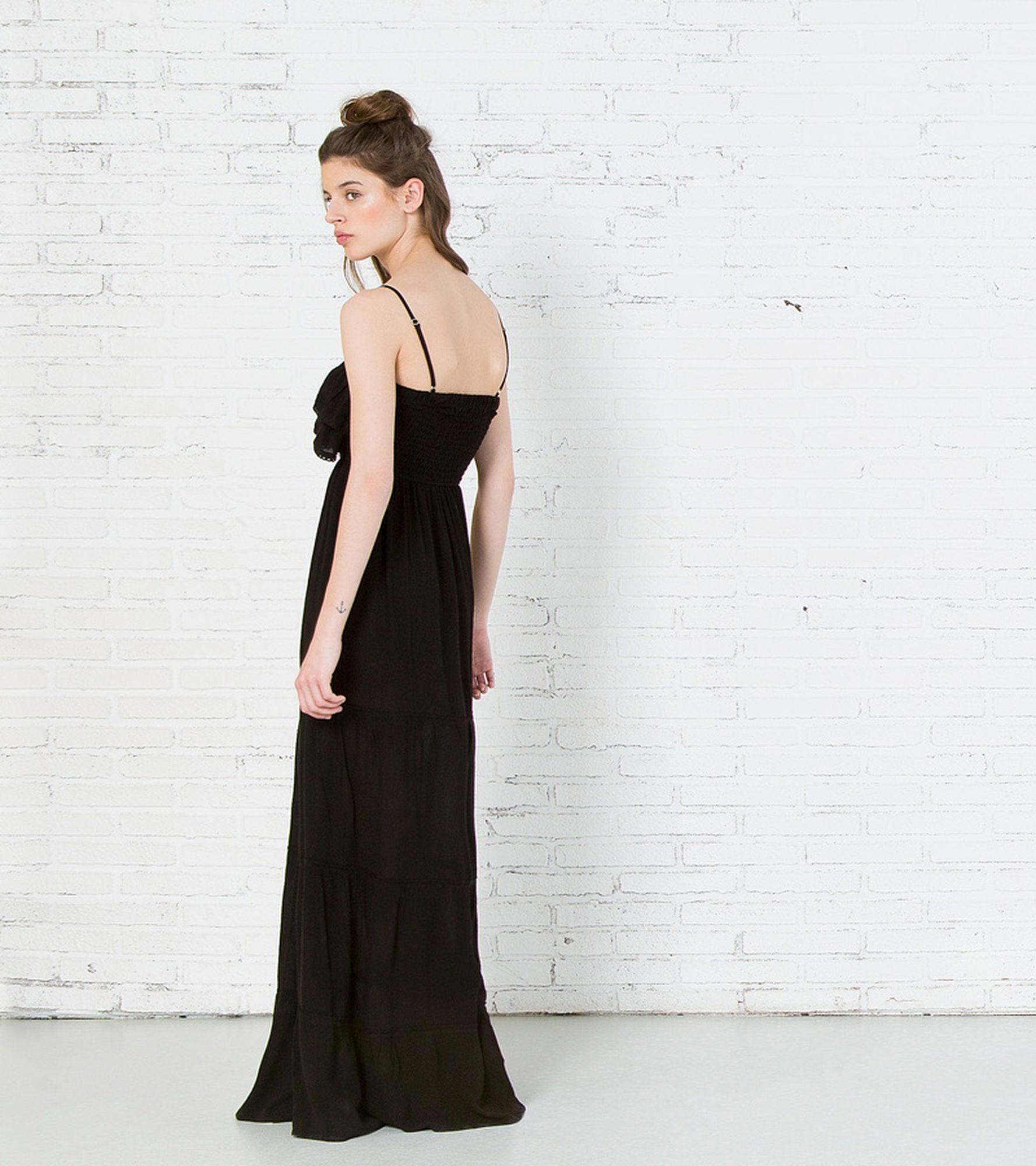 Largo y en color negro, uno de los vestidos de Springfield con los que sobrevivir al verano (Precio: 19.99 euros)