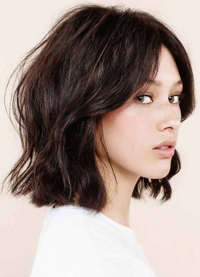 Media melena ligeramente ondulada en los medios y con puntas rectas.