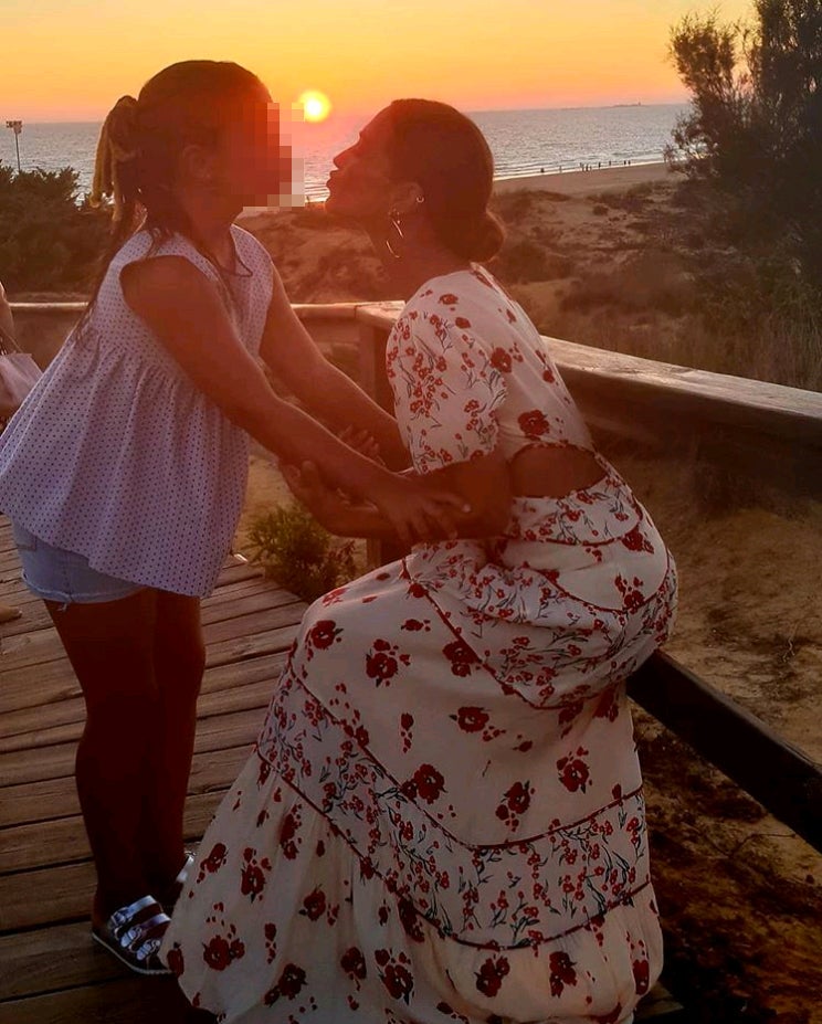 Este maxi vestido de estampado floral y detalles 'cut out' ha sido uno de nuestros favoritos de las vacaciones de Paula Echevarría.  Es de Ba&sh, y la actriz consiguió casi que se agotara al instante ... a pesar de su precio: 264 euros.