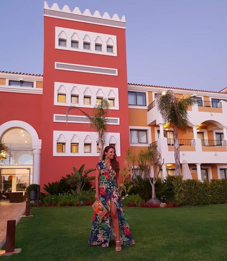 Paula Echevarría no podía estar más impresionante con este vestido camisero de estampado floral de Dolores Promesas, una de sus firmas de cabecera. Sin duda, es uno de sus mejores looks de la temporada.