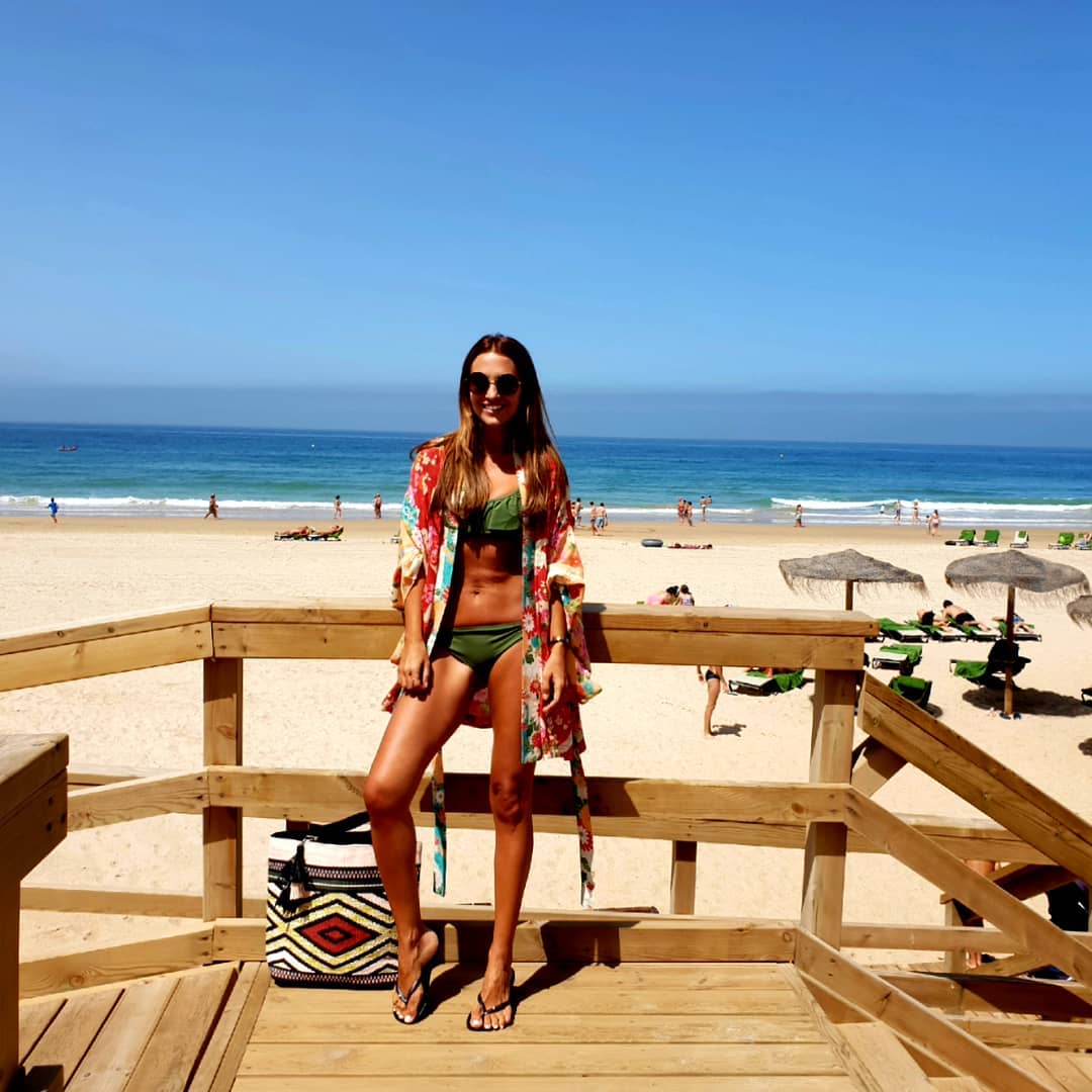 Un bikini de inspiración safari (una de las tendencias de la temporada) como este de Etam, y un kimono estampado de Fetiche Suances. La apuesta de Paula Echevarría para su look playero no puede ser más perfecta.