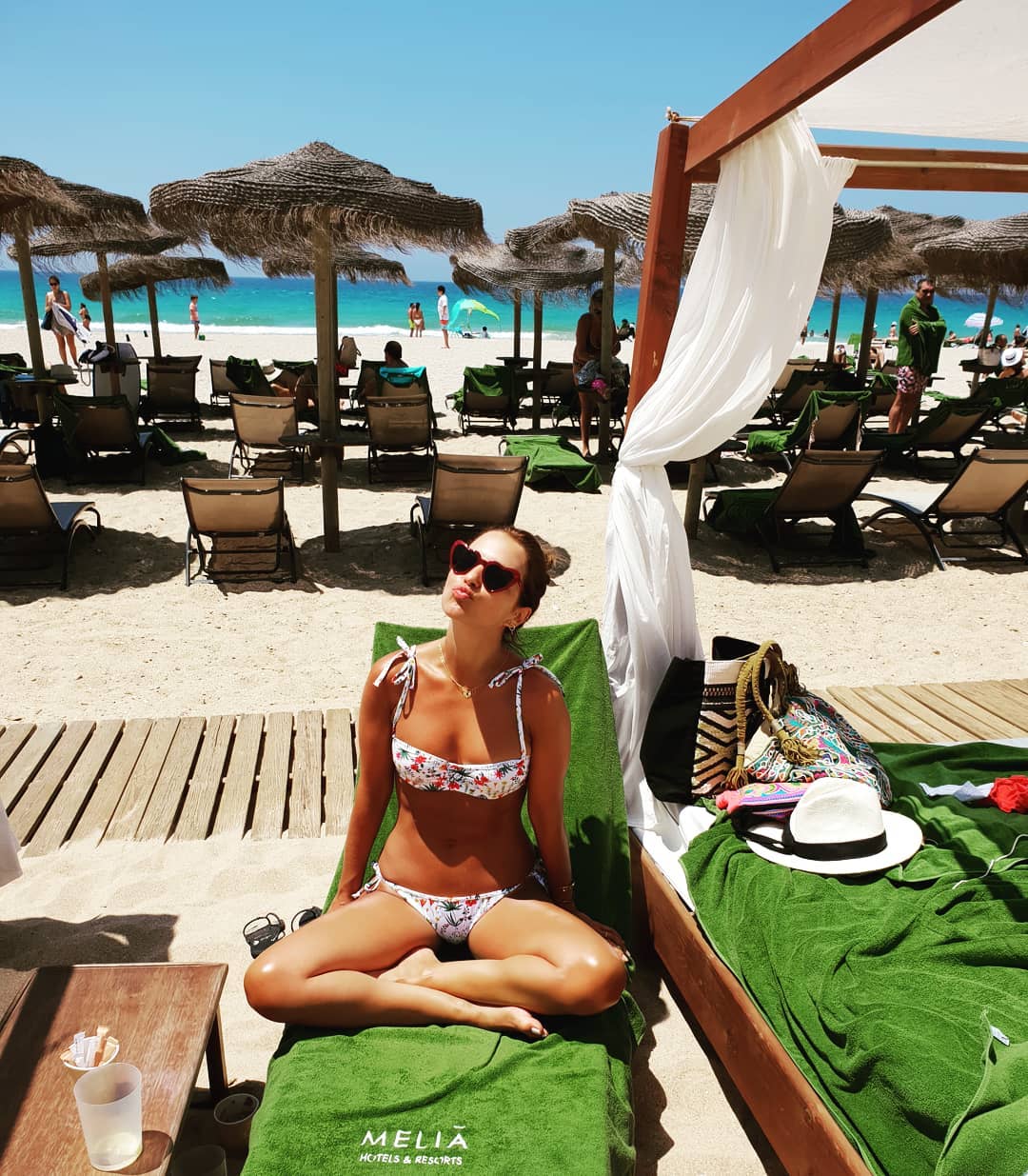 Un bikini 'naive' y unas gafas en forma de corazón, ¿puede ser más genial la combinación de Paula Echevarría?