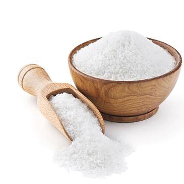 Sal: Además de los problemas vasculares, también aumenta el riesgo de cáncer. «El 14% de los de estómago podrían evitarse limitando el consumo de alimentos salados y sal a 6 gramos diarios», asegura la doctora Odile Fernández.