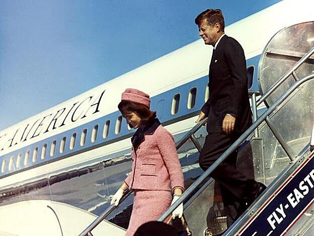Galería. Jacqueline Kennedy y JFK a su llegada a Dallas.