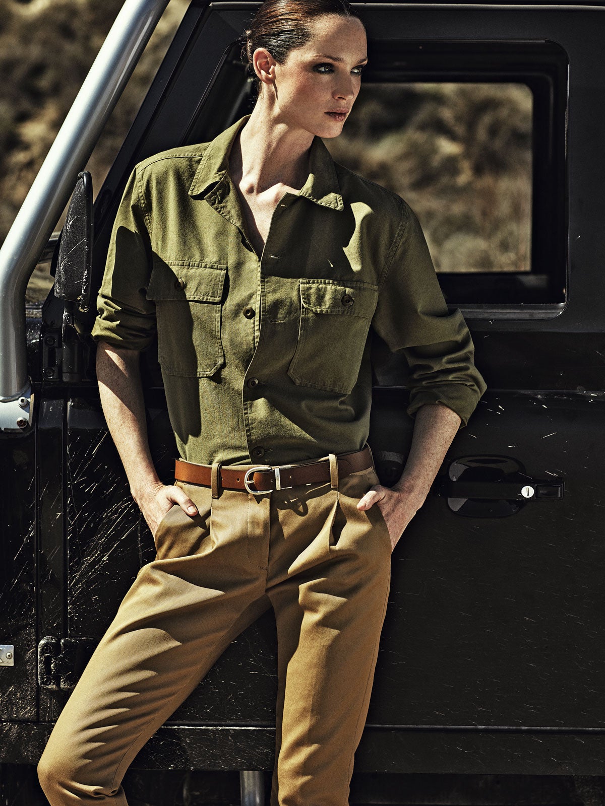 Camisa de El Corte Inglés con pantalón de Nine in the morning y cinturón de Wrangler. Estilismo: José Herrera. Agradecimientos: Land Rover Defender por cortesía de Movilcar. Maquillaje y peluquería: David Carreiro (Talents) para Bobbi Brown y Jean Louis David. Asistentes de estilismo: Fran Jymz y Carolina Taviro.