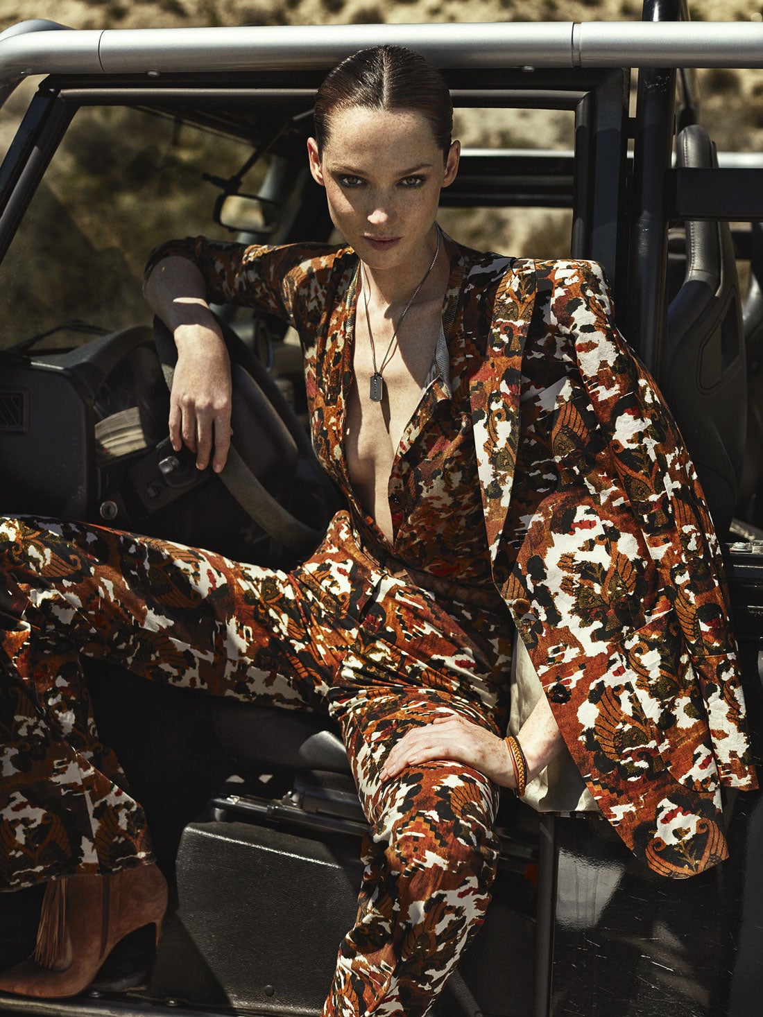 Total look de pantalón, americana, top y cinturón de Bottega Veneta. Pulsera de Accesmen, chapa y cadena de Viceroy y botines de Christian Louboutin. Estilismo: José Herrera. Agradecimientos: Land Rover Defender por cortesía de Movilcar. Maquillaje y peluquería: David Carreiro (Talents) para Bobbi Brown y Jean Louis David. Asistentes de estilismo: Fran Jymz y Carolina Taviro.