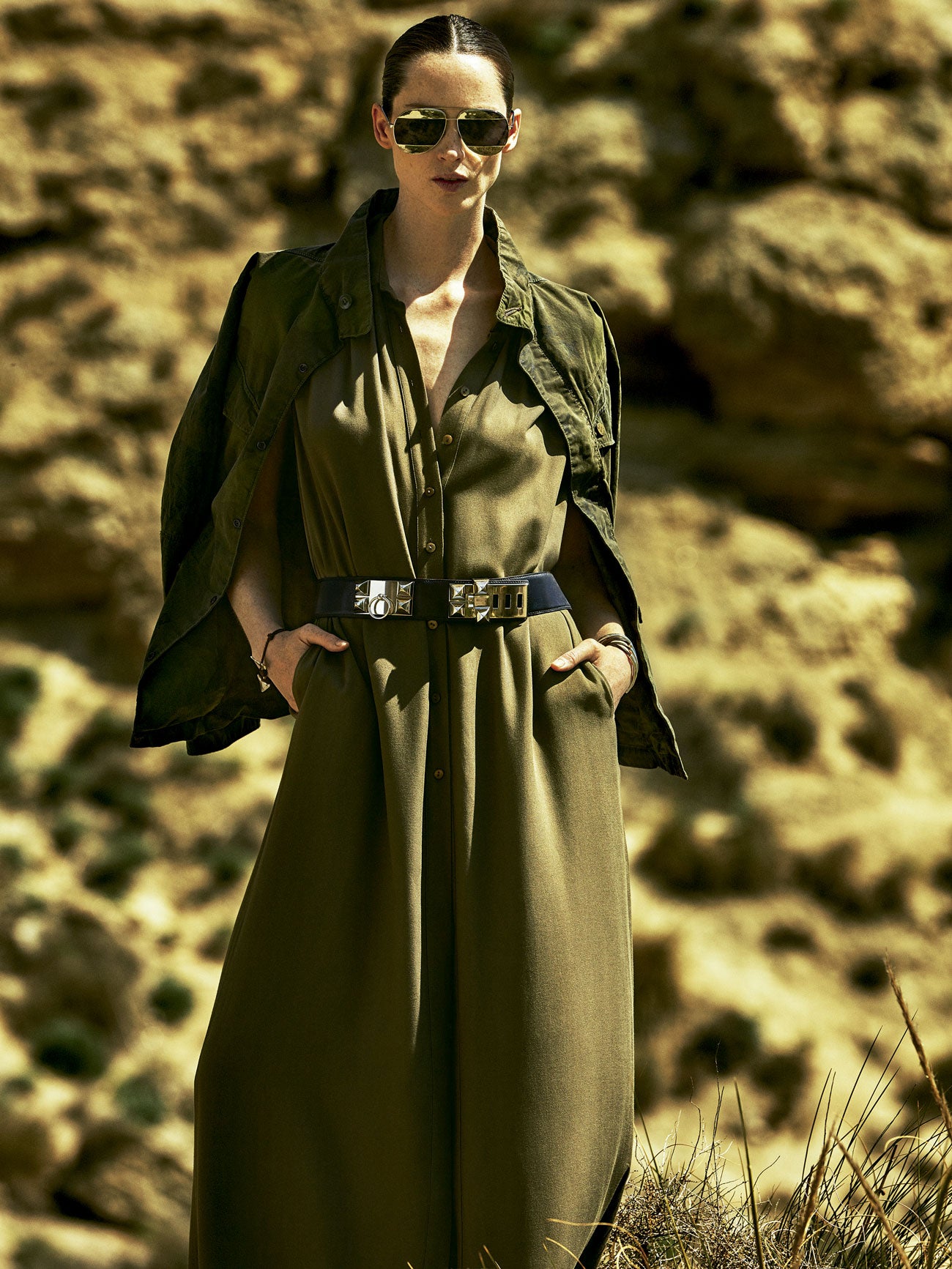 Vestido camisero de Adolfo Domínguez con cinturón de Hermès. La chaqueta es de G-Star; las gafas, de Dior; y las pulseras, de Uno de 50. Estilismo: José Herrera. Agradecimientos: Land Rover Defender por cortesía de Movilcar. Maquillaje y peluquería: David Carreiro (Talents) para Bobbi Brown y Jean Louis David. Asistentes de estilismo: Fran Jymz y Carolina Taviro.