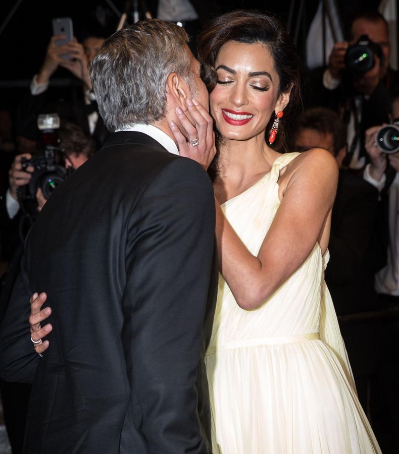 La esposa de George Clooney eligió una manicura tan discreta como la clásica francesa para combinar con un vestido de fiesta y los labios rojos.