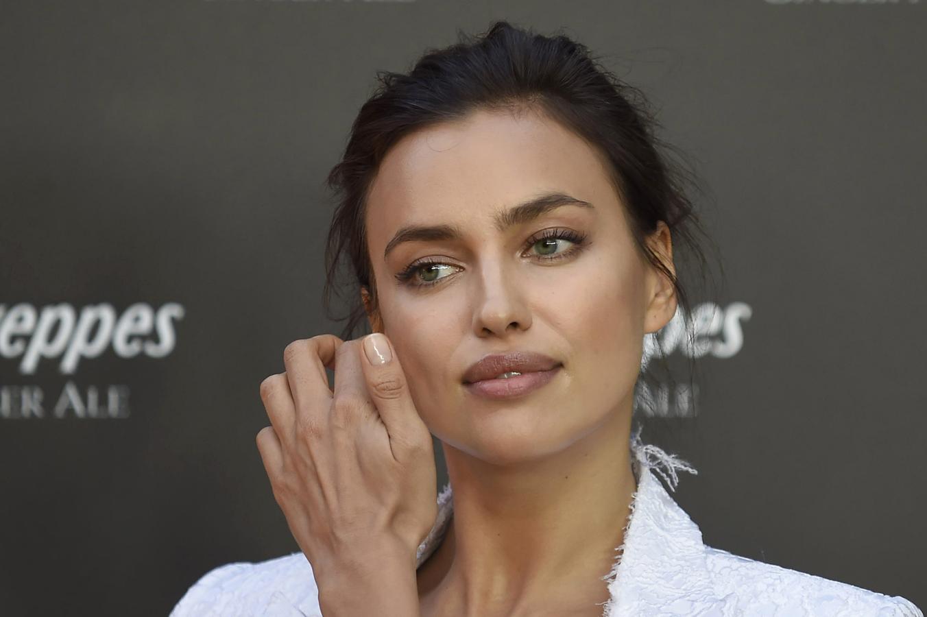 Si no te gusta pintarte las uñas, elige como Irina Shayk un tono discreto, como un nude o un simple brillo, pero siempre arregla tus uñas. ¡Nos las descuides y menos en verano!