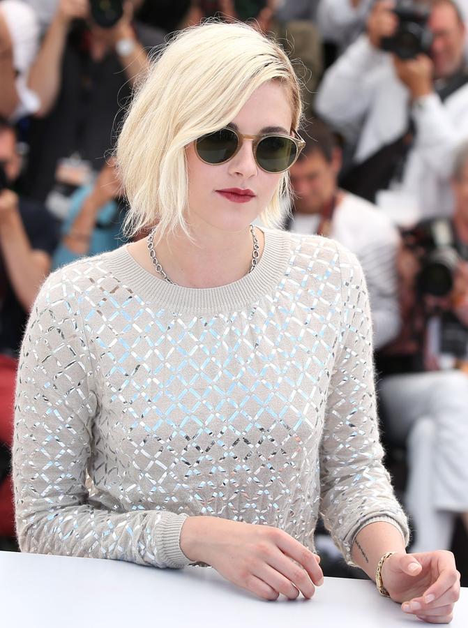 Frente a su maquillaje gótico y llamativo la actriz Kristen Stewart suele lucir manicuras muy discretas. En esta ocasión un blanco pastel, pero la actriz siempre lleva las uñas perfectas.