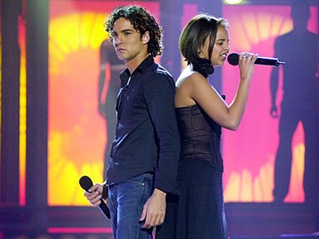 Chenoa y Dabid Bisbal hace 11 años en el escenario de 'Operación Triunfo' cantando 'Escondidos'.