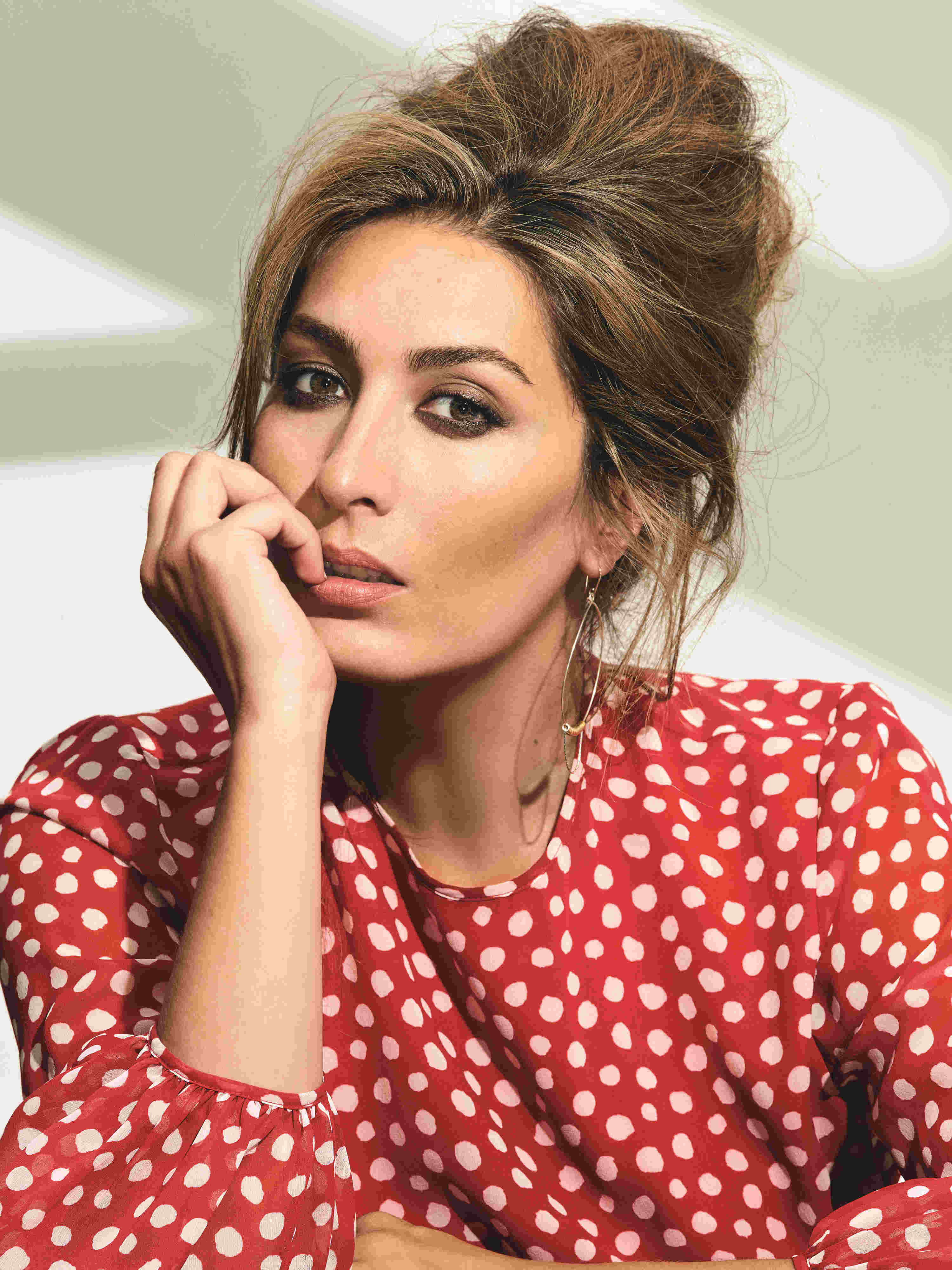 estrella Morente lleva vestido de Max Mara y pendientes de Helena Ronher. Estilismo: José Herrera / Maquillaje y peluquería: David Bello (Mercedes Espejo) para Chanel y Shu Uemura. Ayudante de estilismo: Carolina Taviro.