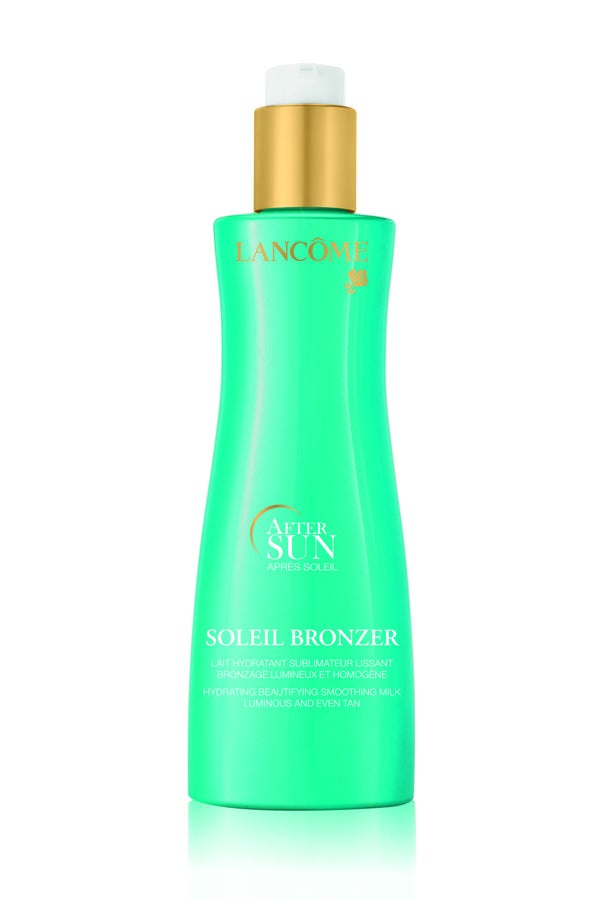 Leche corporal hidratante perfumada para después del sol. Revela un bronceado luminoso y uniforme, con un acabado satinado y un brillo delicado. Enriquecida con una trilogía de aceites preciosos (argán, monoï y rosa mosqueta), envuelve la piel en un velo de frescor calmante. (30€) 