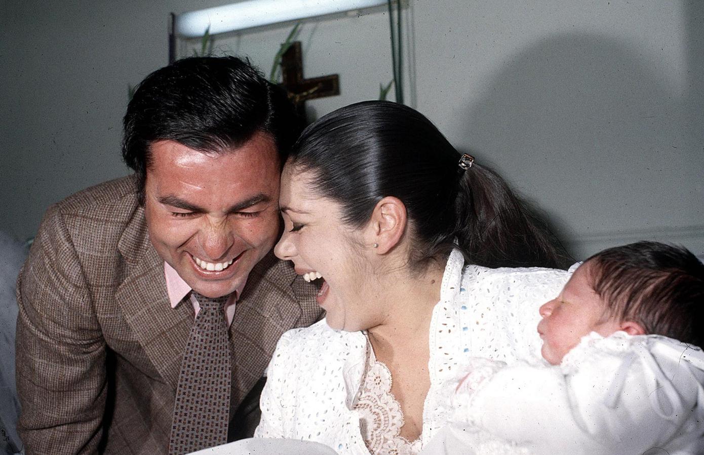 Así de feliz era Isabel cuando nació su primer hijo. La alegría se le fue con la muerte del torero en plena plaza de Pozoblanco.