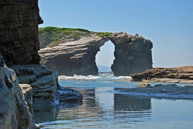 El espectáculo natural que dejan las formaciones rocosas en la Playa de las Catedrales merece una visita. Eso sí, infórmate de cuándo sube y baja la marea para que la foto sea perfecta-