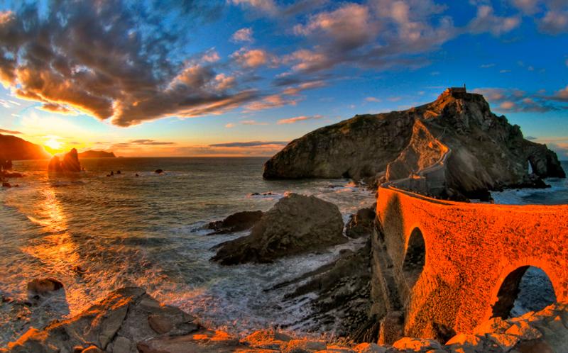 Su nombre significa castillo de roca, y efectivamente lo es. Su famosa ermita suspendida sobre el mar bravo, los 241 escalones que hay que subir para llegar a tocar 3 veces la campana, como manda la tradición para que se cumplan tus deseos, y esta maravillosa playa a sus pies hacen de San Juan de Gaztelugatxe una de las postales más bellas del País Vasco (y, probablemente, de toda España).