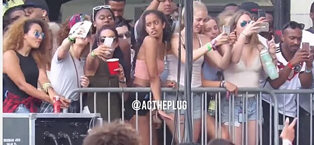 Malia Obama dando rienda suelta a su ritmo en Chicago.