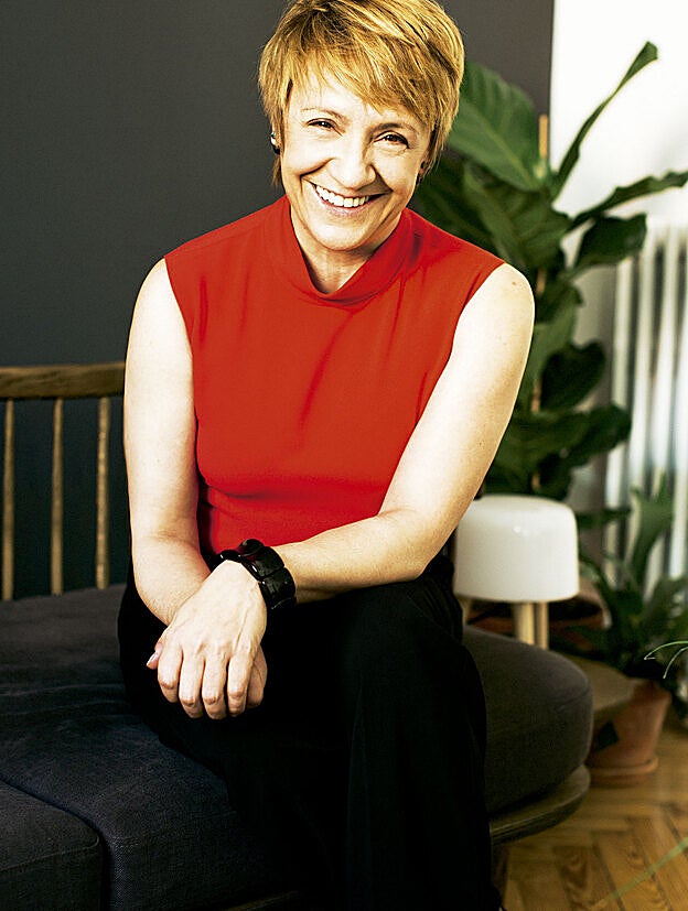 Blanca con un top rojo de Escada y pulsera de Isidoro Hernández. Estilismo: JoseJuan&Paco para Change is Good / Maquillaje y Peluquería: Jose Carlos González (Ana Prado) para M·A·C y Salón 44 con productos Shu Uemura