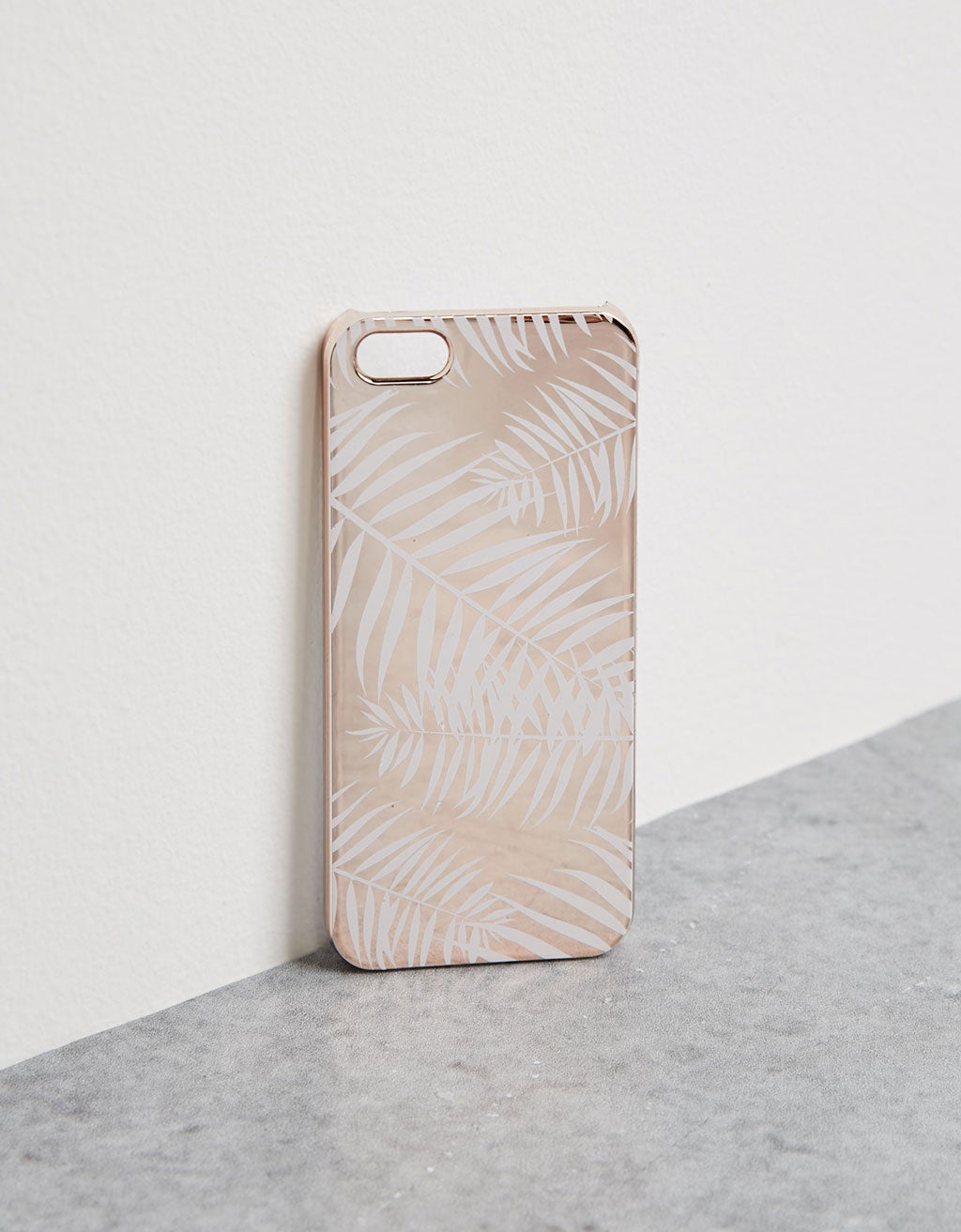 Carcasa de móvil con motivos tropicales en color oro rosa de Bersha. Precio 5'99€