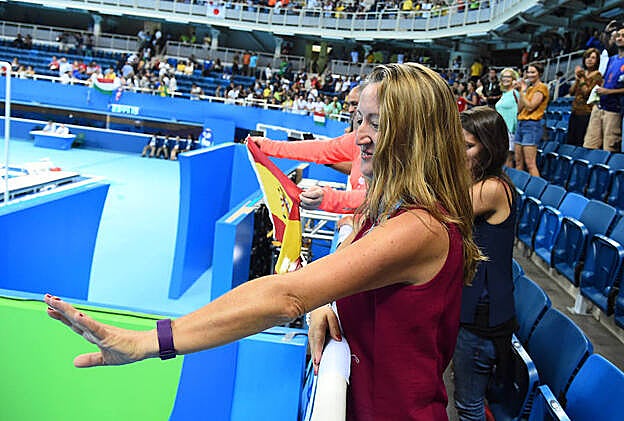 Paqui García, madre de Mireia Belmonte, emocionada tras la medalla de bronce de su hija en los 400 estilos.