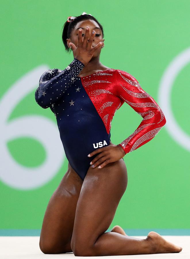 Simone Biles, integrante del equipo estadounidense de gimnasia artística, eligió un nail art con brillos, a juego con el maillot, y pinto una de sus uñas con los colores de la bandera de su país.