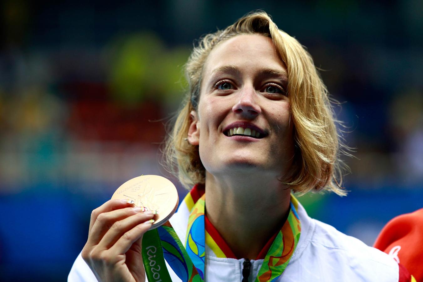 Mireia Belmonte luce orgullosa su primera medalla en Río 2016 con una manicura inspirada en los colores de los anillos olímpicos.