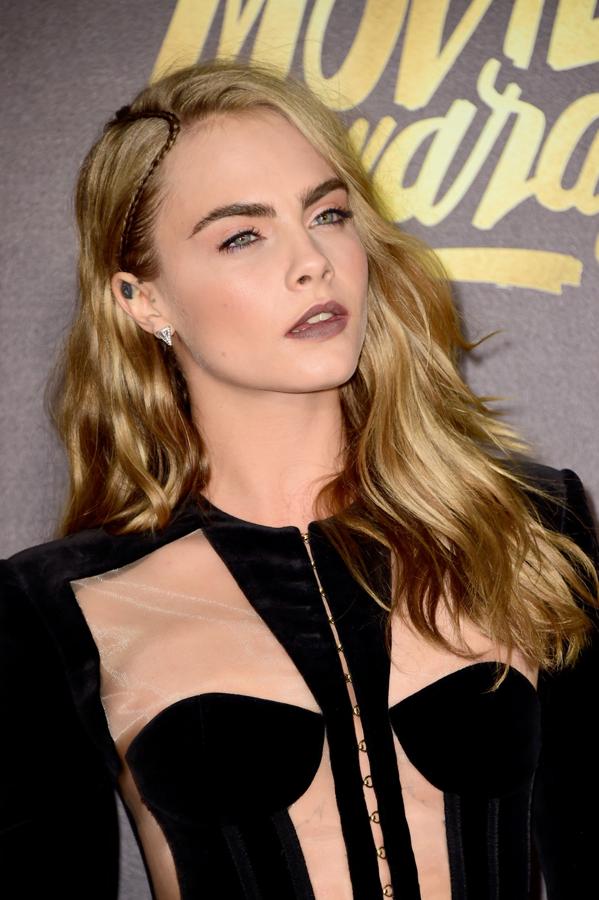 En ocasiones las trenzas son un mero complemento decorativo como en el peinado de la actriz, en la que una mini trenza recorre su raya lateral.