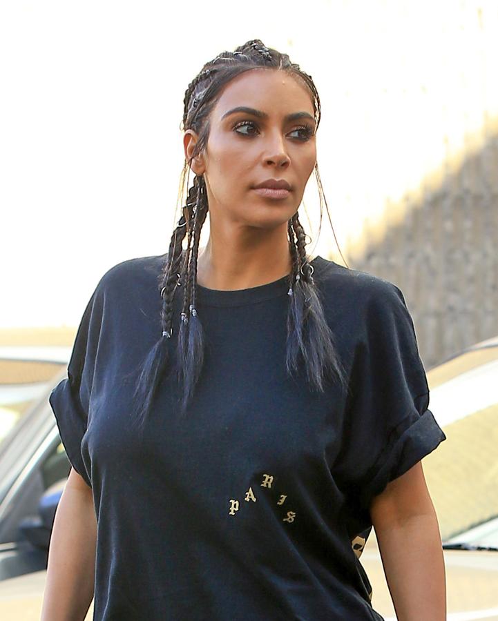 Un peinado muy veraniego pero solo apto para las más atrevidas como Kim Kardashian: las trenzas étnicas.