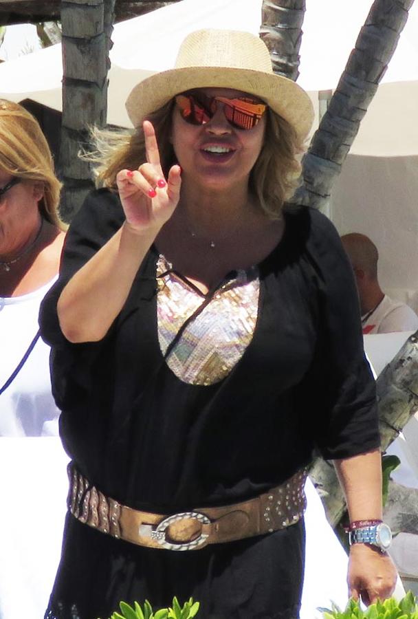 Terelu Campos con el dedo levantado parece poner alguna condición a estas fotos pactadas.