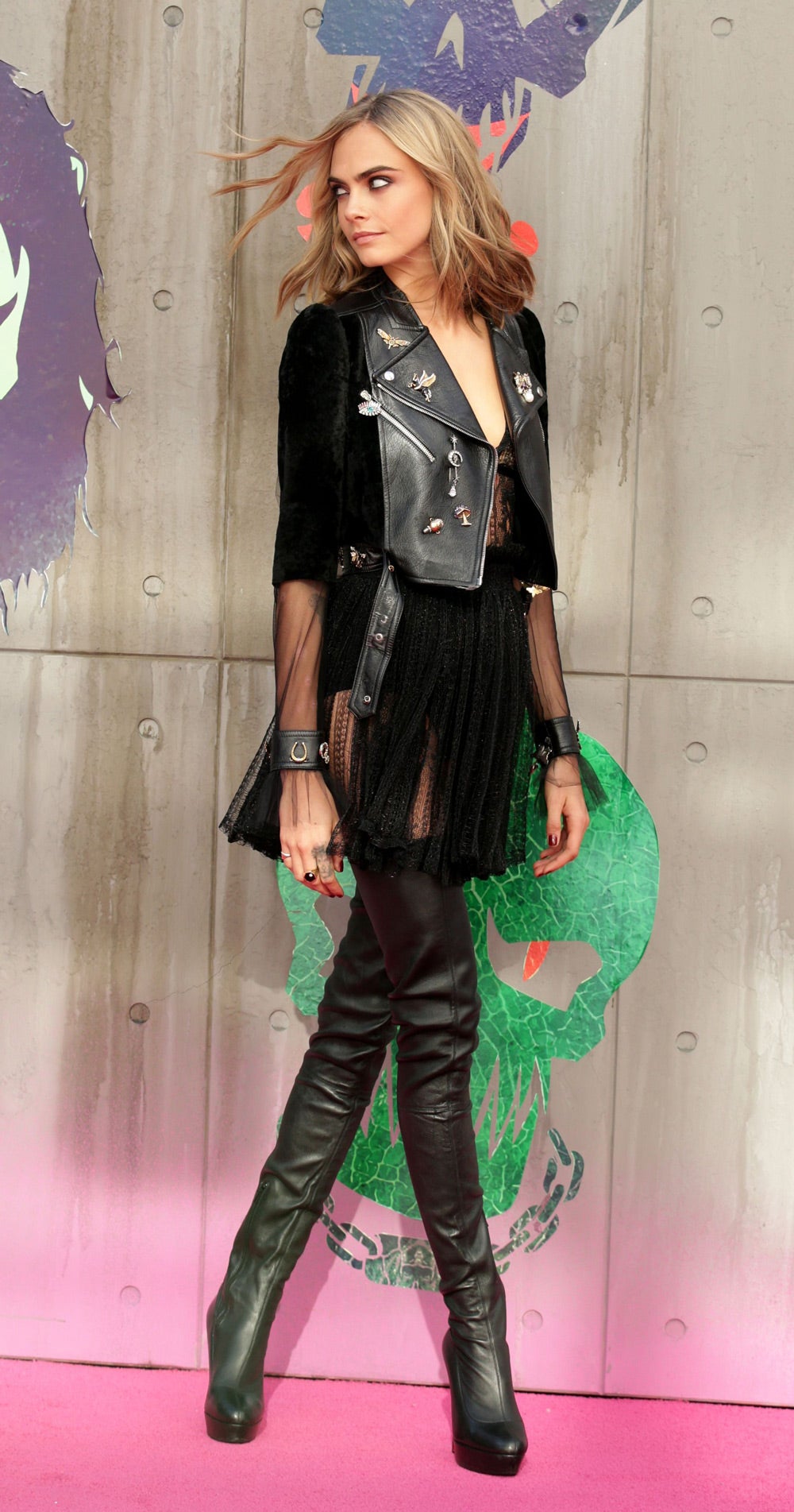 Cara Delevingne con un look durante la premiere de 'Suicide Squad'