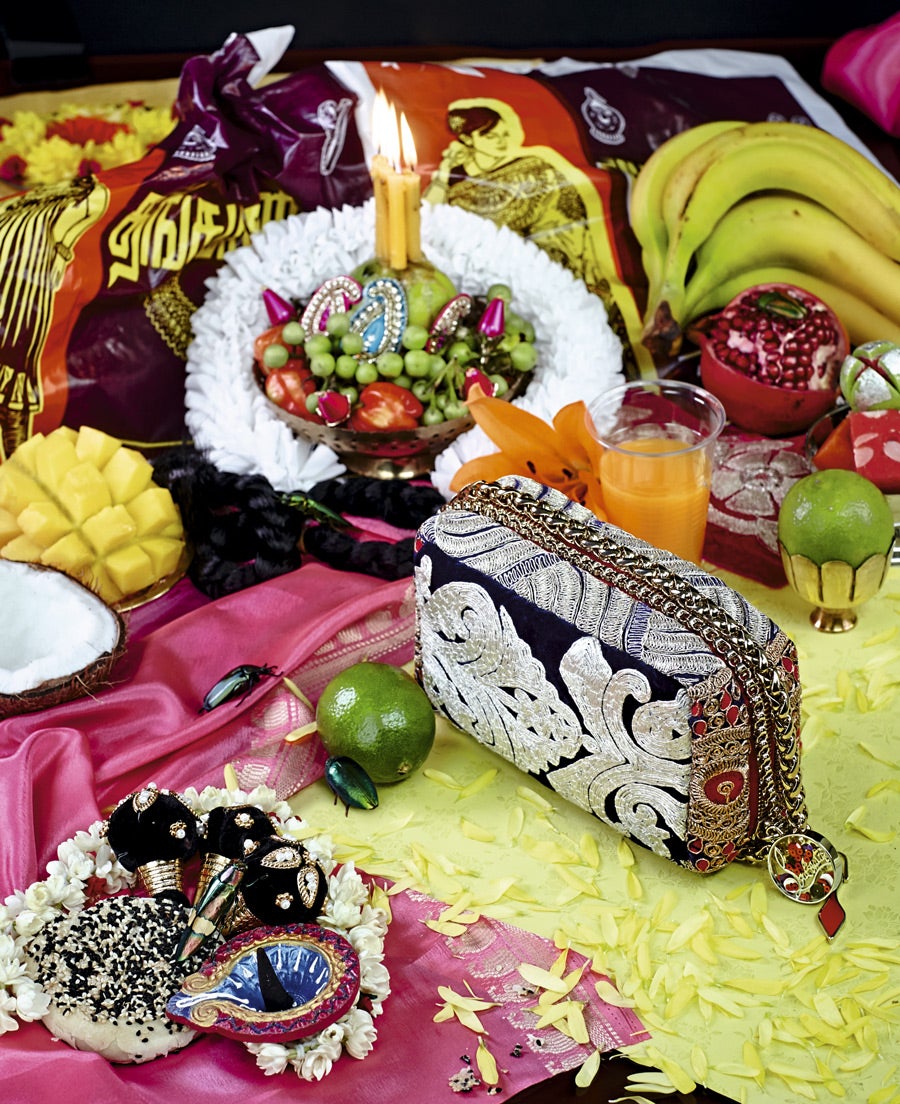 Su diseñador, Christian Louboutin, ha bautizado este clutch como el Piloutin, la suma de su apellido y la pabra pillow (almohada). Y un bolso de noche es, pero mientras que nosotras lo llevaríamos a una fiesta, su creador dormiría con él: "Es casi una almohada, un pequeño cojín con el que puedes acostarte. Dan ganas de acurrucarse con él", asegura el diseñador francés. Fuera de bromas, el Piloutin pertenece a una colección cápsula de tres modelos (en la foto, el Maharaja) inspirada en Cenicienta, en concreto en la almohadilla en la que se mostraba el zapato de cristal para que se lo probaran las candidatas. Al fin y al cabo, este es un bolso de cuento.