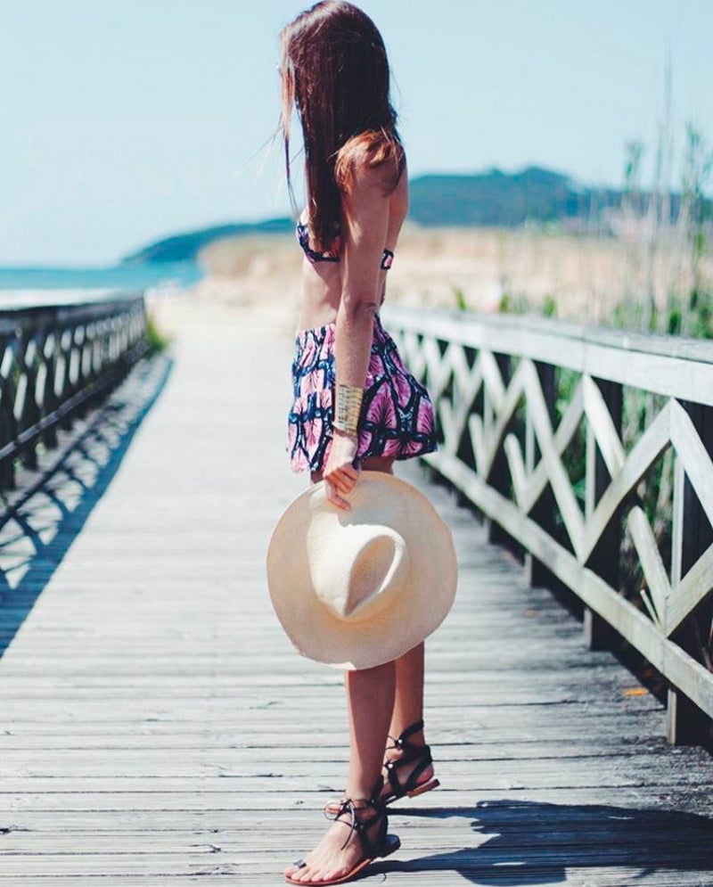 Un paseo marítimo o una pasarela de playa sin gente será tu foto 10.