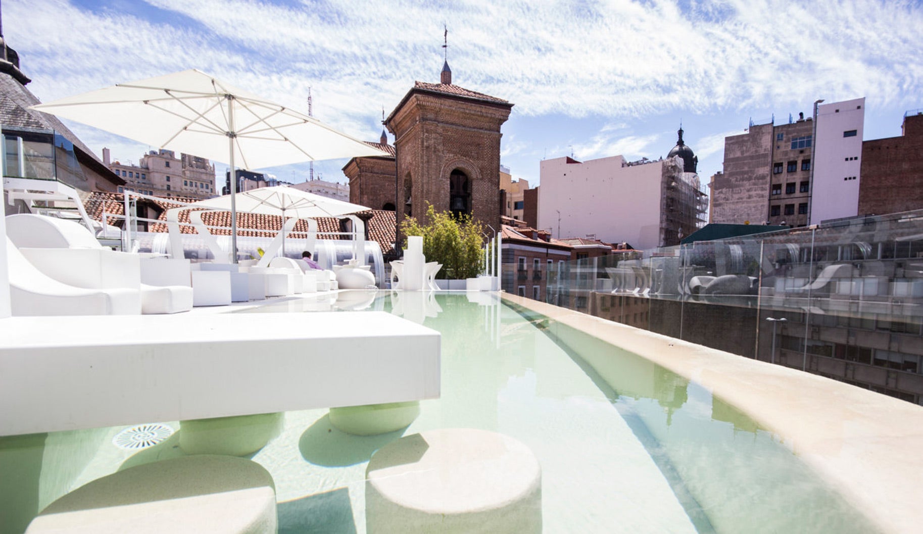 Si quieres disfrutar de un ambiente relajado tu terraza ideal será Gymage. El espacio sigue la filosofía de lujo a precio asequible que existe en todo el resort urbano Gymage además dispones de servicio de restaurante tanto en el interior como en la zona de solarium.