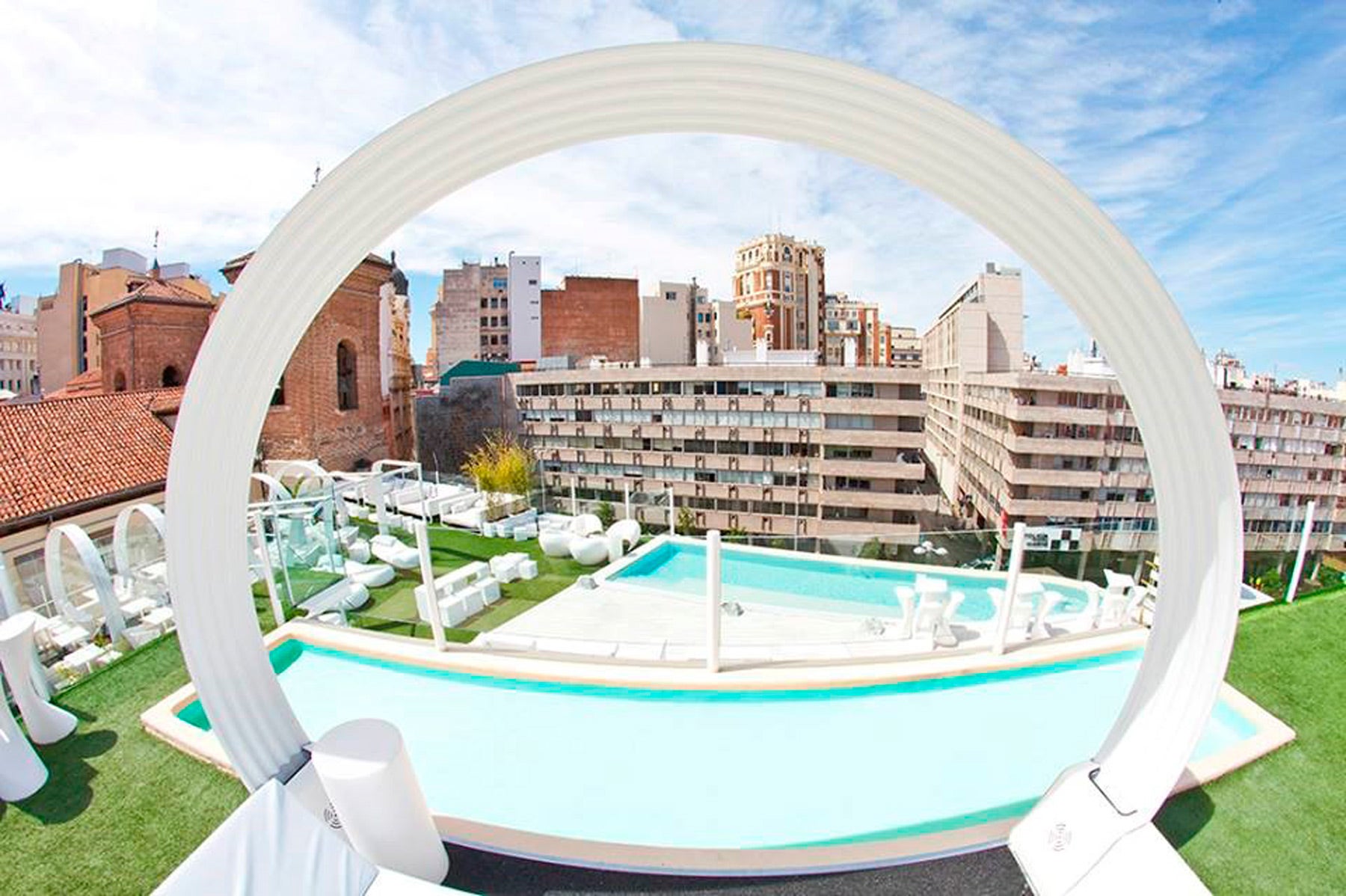 Si quieres disfrutar de un ambiente relajado tu terraza ideal será Gymage. El espacio sigue la filosofía de lujo a precio asequible que existe en todo el resort urbano Gymage además dispones de servicio de restaurante tanto en el interior como en la zona de solarium.