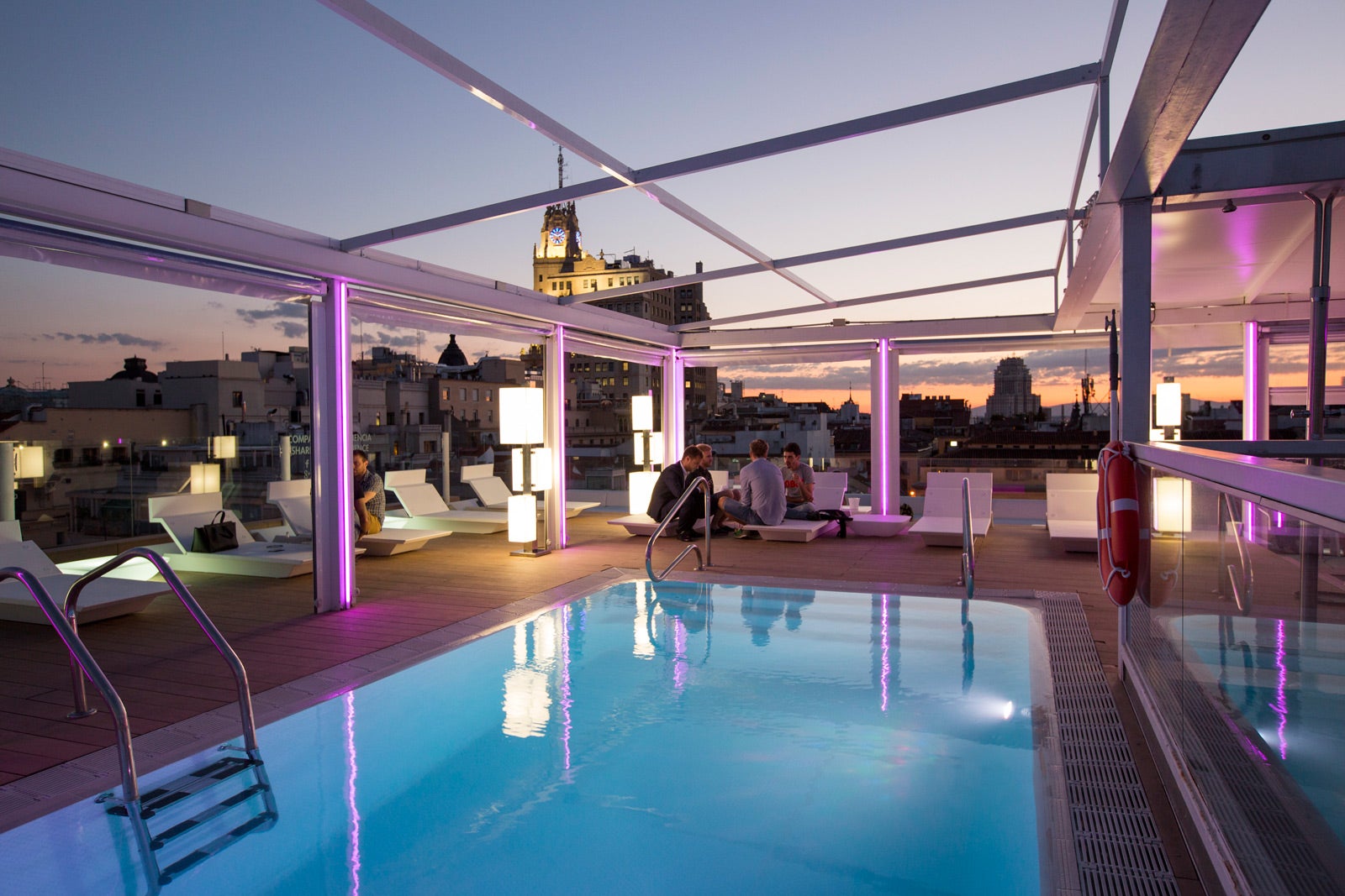 La Terraza de Óscar es el mejor lugar para disfrutar del skyline de Madrid tanto en verano, con su piscina y solárium, como en invierno. Además dispones de una carta de aperitivos para completar el plan 10.
